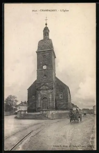 AK Champagney, L`Église vue de face avec une calèche passant devant