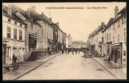 AK Vauvillers /Haute-Saône, La Grande Rue animée avec passants et commerces