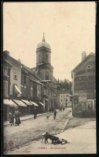 AK Jussey, Rue Gambetta avec église et passants