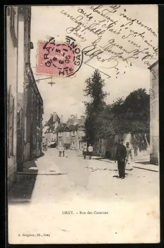 AK Gray, Rue des Casernes avec passants et bâtiments historiques