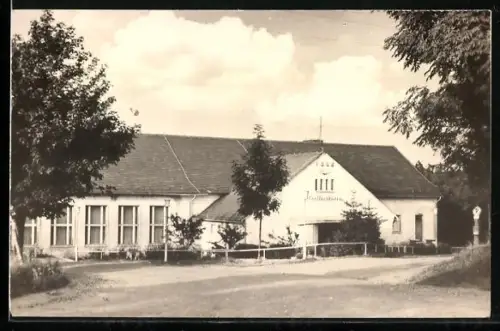 AK Schmiedefeld a. Rstg, Kulturhaus mit Grünanlagen