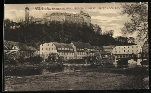 AK Greiz i. W., Heinrichsbrücke u. Fürstl. oberes Schloss