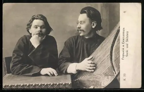 AK Dichter Gorki und Skitaletz mit einer Zither