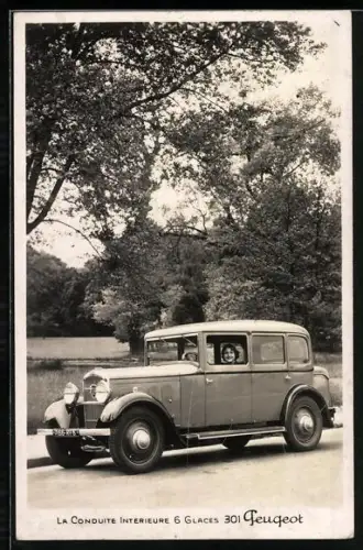 Foto-AK Auto Peugeot 301C (1932), Fahrzeug mit heller Karosserie am Strassenrand, Dame am Steuer