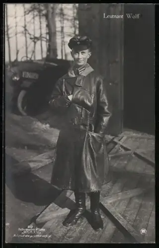 Foto-AK Sanke Nr. 513: Leutnant Wolff im Mantel, Flugzeug