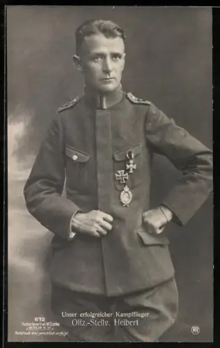 Foto-AK Sanke Nr. 672: Unser erfolgreicher Kampfflieger Offz.-Stellv. Heibert, Orden