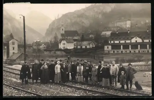 Foto-AK Thiersee, Landl, Gruppenbild auf den Bahngleisen