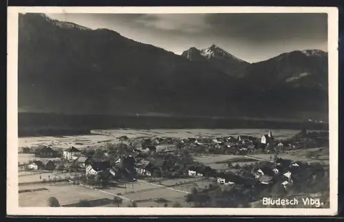 AK Bludesch /Vlbg., Ortsansicht gegen die Berge