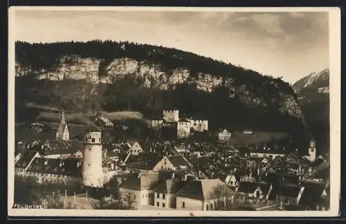 Foto-AK Feldkirch, Ortsansicht mit Kirche und Katzenturm, im Hintergrund die Schattenburg