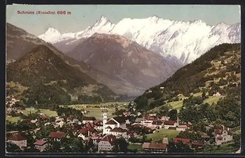 AK Schruns /Montafon, Ortsansicht mit Kirche gegen das verschneite Hochgebirge