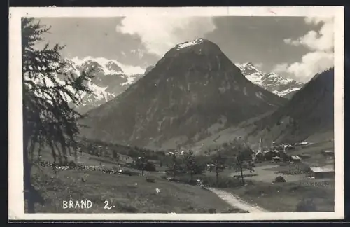 AK Brand, Ortsansicht mit Kirche und Gebirgspanorama