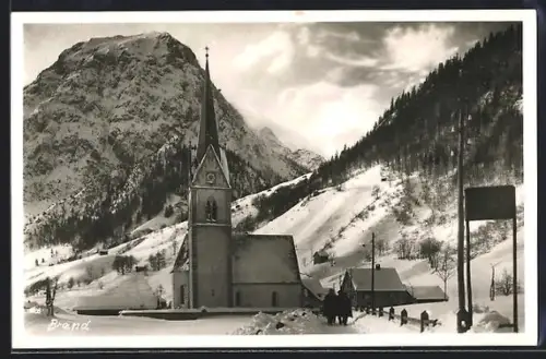 AK Brand, Ortspartie mit Kirche im Schnee