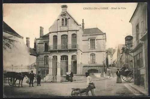 AK Châtillon-sur-Loire, Hôtel de Ville et scènes de rue avec passants et charrettes