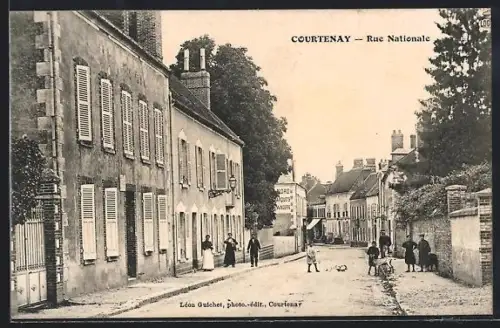 AK Courtenay, Rue Nationale animée avec habitants et maisons historiques