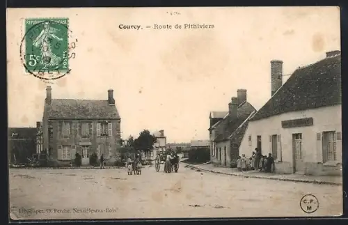 AK Courcy, Route de Pithiviers avec villageois et bâtiments historiques