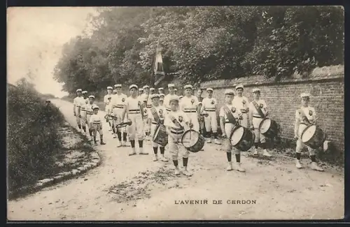AK Cerdon, L`Avenir de Cerdon avec une fanfare en uniforme sur un chemin rural