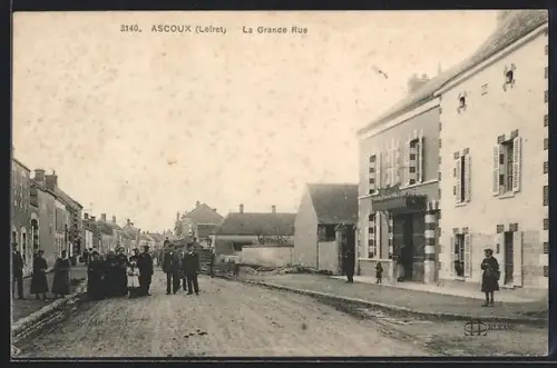 AK Ascoux /Loiret, La Grande Rue animée avec des habitants et des bâtiments historiques