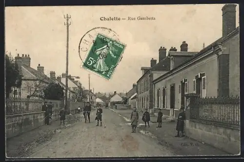 AK Chalette, Rue Gambetta avec des enfants jouant dans la rue