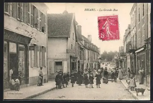 AK Briare, La Grande-Rue animée avec habitants et boutiques