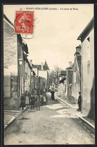 AK Bonny-sur-Loire /Loiret, La route de Thou avec des passants et des maisons anciennes