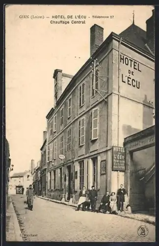 AK Gien /Loire, Hôtel de l`Écu avec passants dans la rue