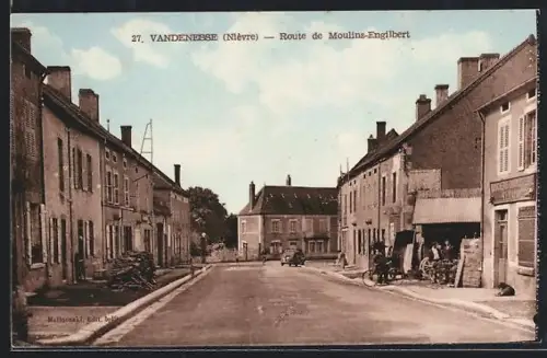 AK Vandenesse /Nièvre, Route de Moulins-Engilbert avec maisons et commerces