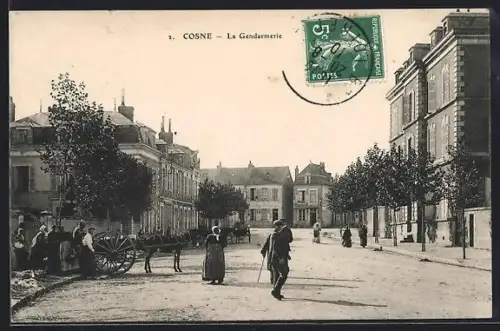 AK Cosne, La Gendarmerie et la rue animée avec des habitants