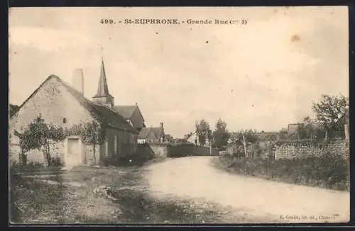 AK St-Euphrone, Grande Rue avec vue sur l`église et les maisons environnantes