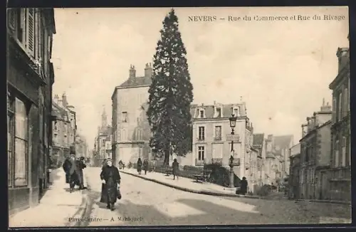 AK Nevers, Rue du Commerce et Rue du Rivage avec passants et bâtiments historiques