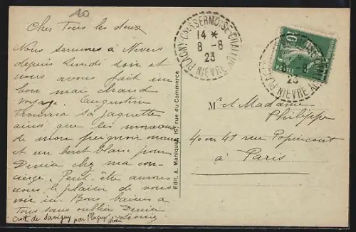 AK Nevers, Rue du Commerce et Rue du Rivage avec passants et bâtiments historiques