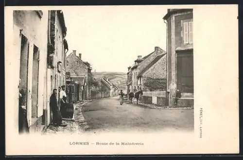AK Lormes, Route de la Maladrerie avec passants et maisons anciennes