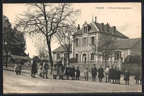 AK Fours, L`École des garcons avec des enfants devant l`école