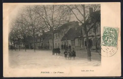 AK Fours, La Place avec enfants jouant sous les arbres en hiver