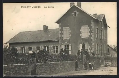 AK Marigny-l`Eglise, Les Écoles et enfants devant le bâtiment scolaire