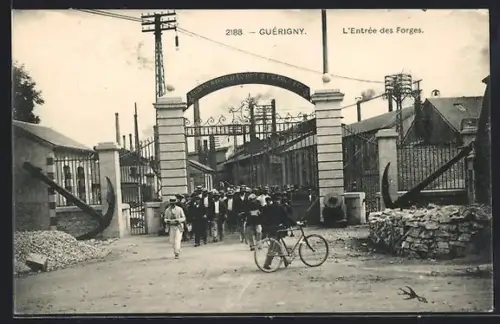 AK Guérigny, L`Entrée des Forges avec ouvriers et cycliste devant le portail