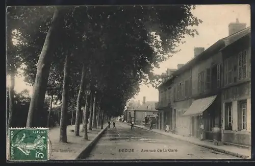 AK Decize, Avenue de la Gare avec arbres bordant la rue