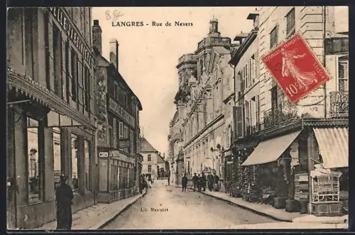 AK Langres, Rue de Nevers animée avec commerces et passants