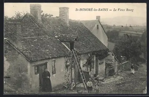 AK St-Honoré-les-Bains, Le Vieux Bourg avec maison traditionnelle et habitants devant l`entrée