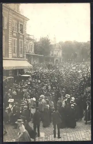 AK Nevers, Foule rassemblée sur la place centrale devant un bâtiment historique