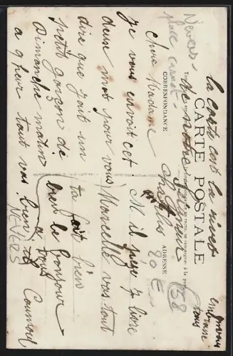 AK Nevers, Foule rassemblée sur la place centrale devant un bâtiment historique