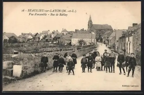 AK Beaulieu-sur-Layon /M.-et-L., Une rue avec des enfants