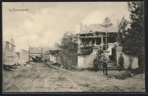 AK La Pommeraye, Maison endommagée avec soldats sur la route