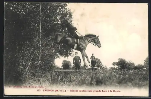 AK Saumur /M-et-L, Ecuyer sautant une grande haie à la Ronde