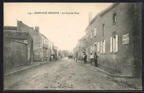 AK Aubigné-Briand, La Grande-Rue avec des passants et des bâtiments anciens