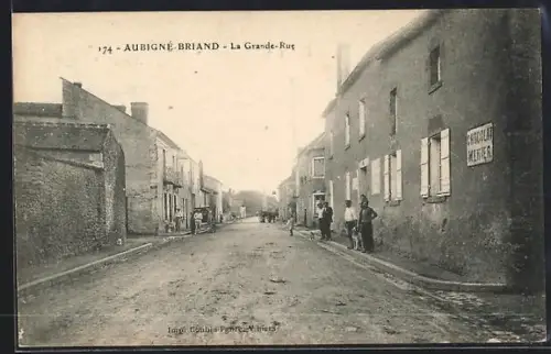 AK Aubigné-Briand, La Grande-Rue animée avec habitants et bâtiments adjacents