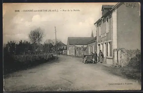 AK Cheviré-sur-Sarthe /M-et-L, Rue de la Mairie avec voiture et café
