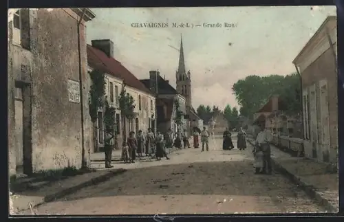 AK Chavagnes /M.-et-L., Grande Rue animée avec habitants et église au fond