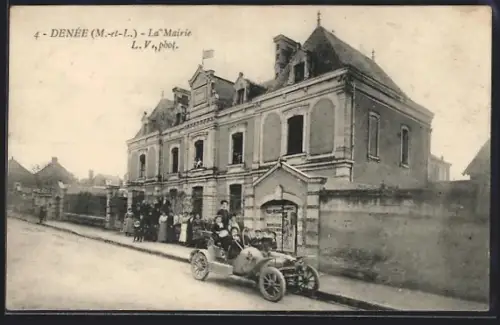 AK Denée /M-et-L, La Mairie avec voiture ancienne et habitants devant l`entrée