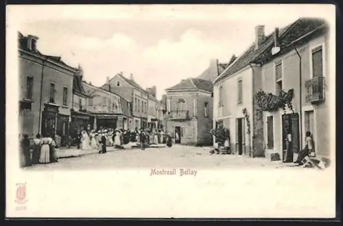 AK Montreuil-Bellay, Scène animée dans la rue principale du village