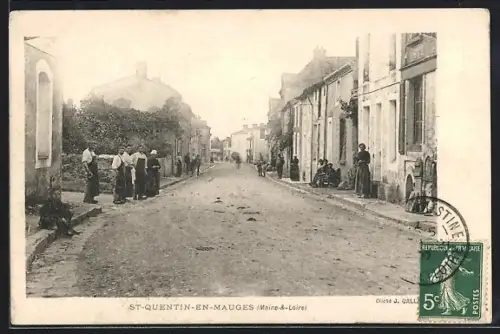 AK St-Quentin-en-Mauges /Maine-et-Loire, Scène de rue animée avec habitants et maisons traditionnelles